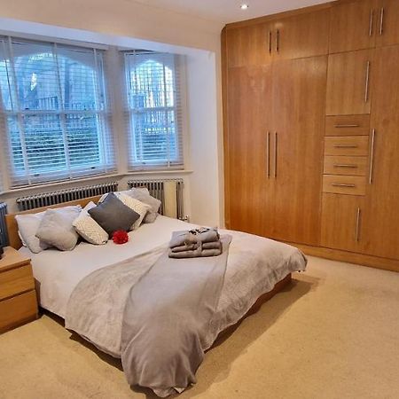 Action Packed Local 3Br 1 Mins Walk To Everything Apartamento Londres Exterior foto