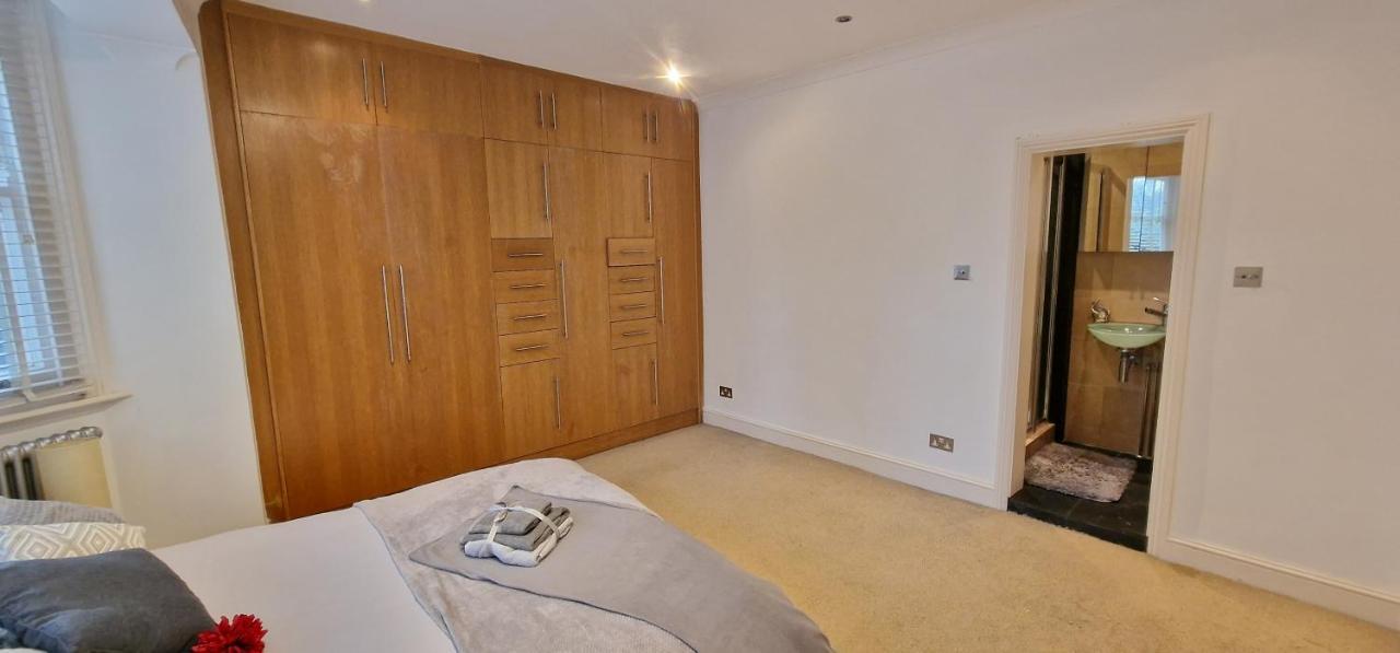 Action Packed Local 3Br 1 Mins Walk To Everything Apartamento Londres Exterior foto