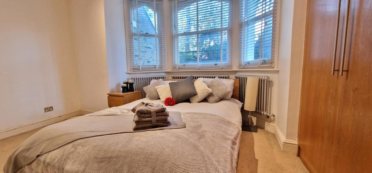 Action Packed Local 3Br 1 Mins Walk To Everything Apartamento Londres Exterior foto