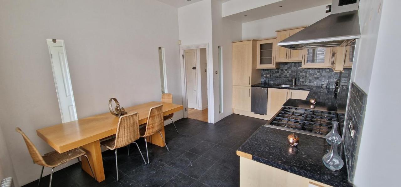 Action Packed Local 3Br 1 Mins Walk To Everything Apartamento Londres Exterior foto