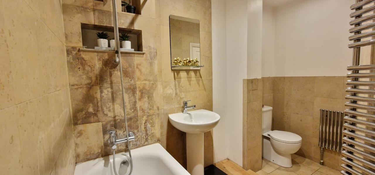Action Packed Local 3Br 1 Mins Walk To Everything Apartamento Londres Exterior foto