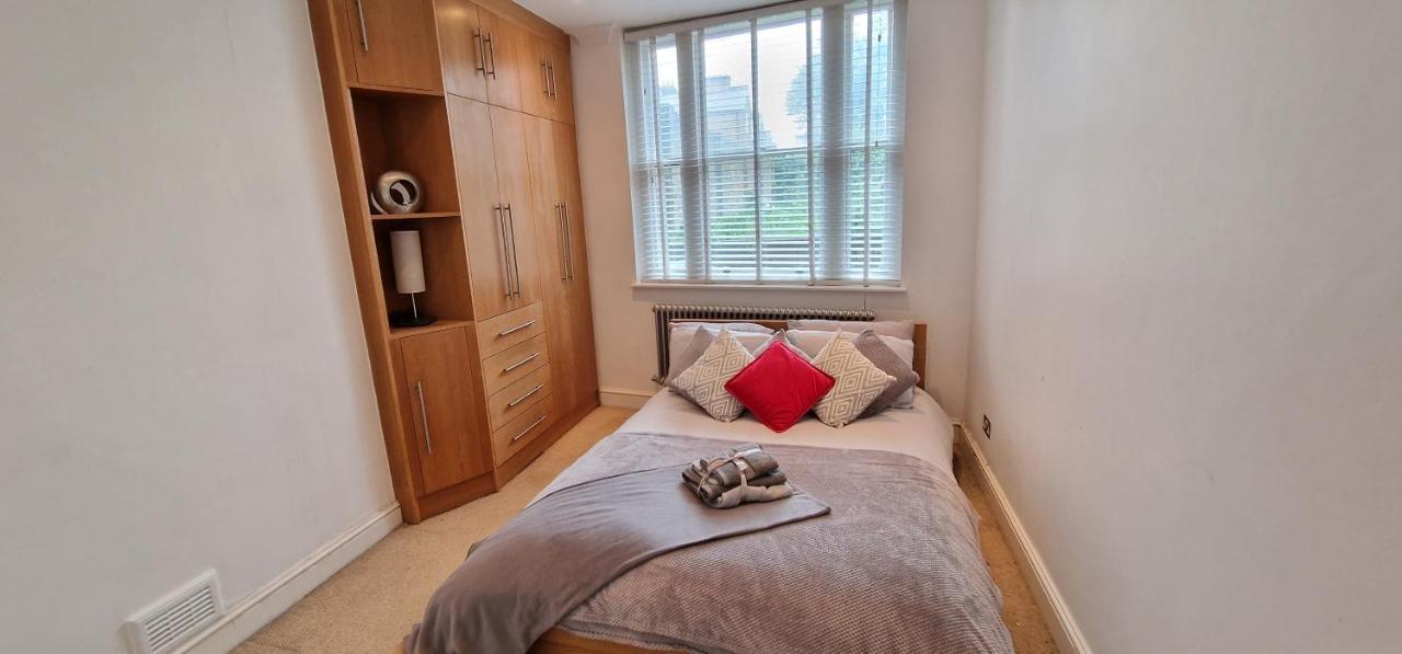 Action Packed Local 3Br 1 Mins Walk To Everything Apartamento Londres Exterior foto