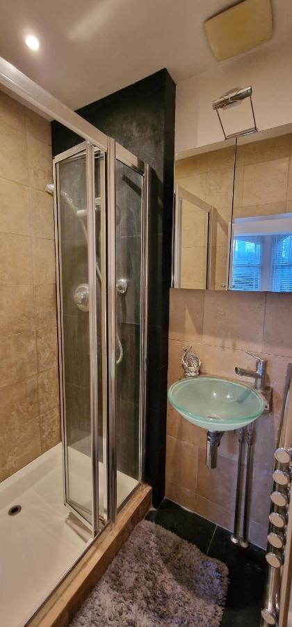 Action Packed Local 3Br 1 Mins Walk To Everything Apartamento Londres Exterior foto