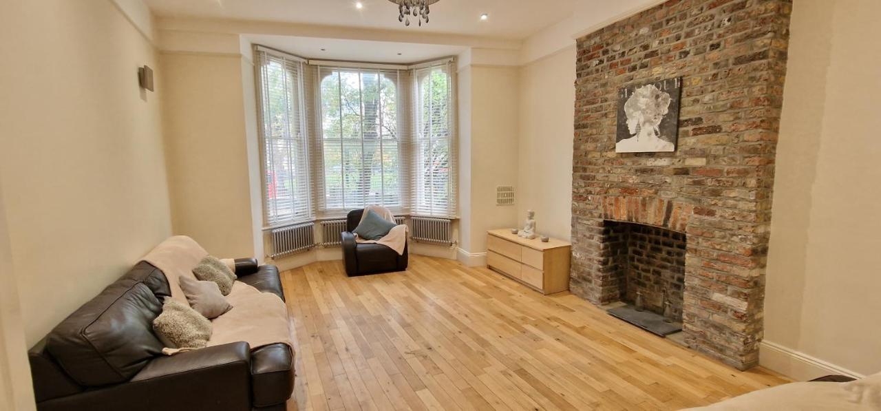 Action Packed Local 3Br 1 Mins Walk To Everything Apartamento Londres Exterior foto