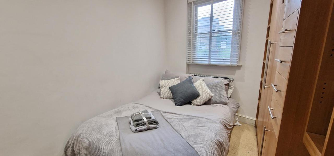 Action Packed Local 3Br 1 Mins Walk To Everything Apartamento Londres Exterior foto